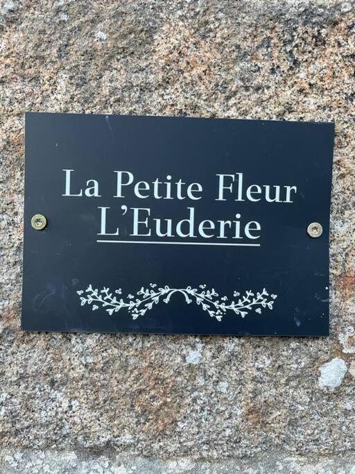 Le Petit Fleur - The Little Flower, Cosy Cottage Saint-Michel-de-Montjoie Buitenkant foto